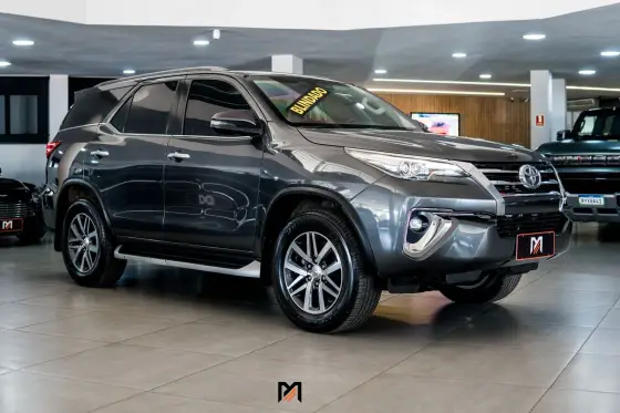 TOYOTA HILUX SW4 2.8 SRX 4X4 7 LUGARES 16V TURBO INTERCOOLER DIESEL 4P AUTOMÁTICO