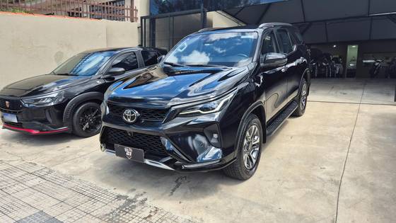 TOYOTA HILUX SW4 2.8 D-4D TURBO DIESEL SRX PLATINUM 7L 4X4 AUTOMÁTICO