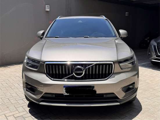 VOLVO-XC40-2021