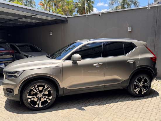 VOLVO-XC40-2021