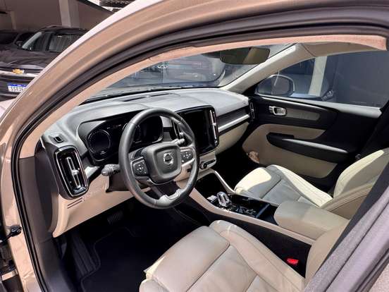 VOLVO-XC40-2021