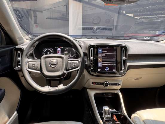 VOLVO-XC40-2021