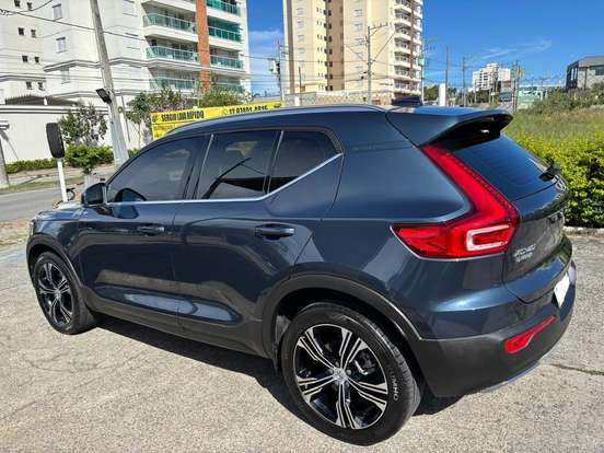 VOLVO-XC40-2020