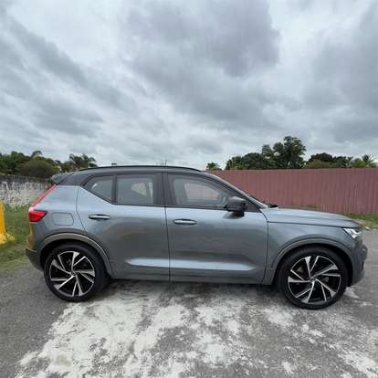 VOLVO-XC40-2019