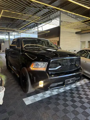 RAM CLASSIC 5.7 V8 GASOLINA LARAMIE NIGHT EDITION CD 4X4 AUTOMÁTICO