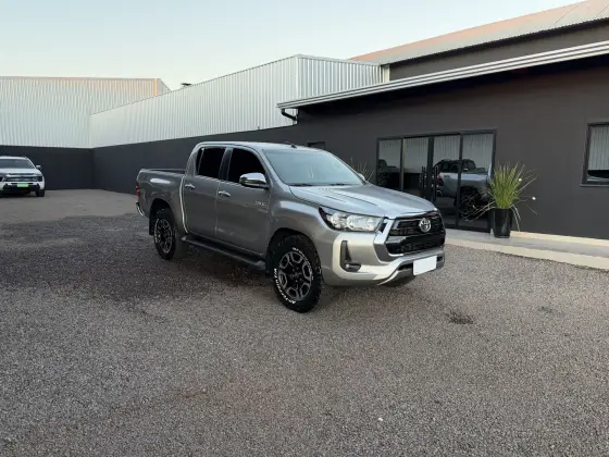 TOYOTA HILUX 2.8 D-4D TURBO DIESEL CD SRV 4X4 AUTOMÁTICO