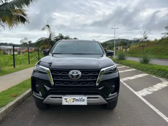 TOYOTA HILUX SW4 2.8 D-4D TURBO DIESEL SRX 7L 4X4 AUTOMÁTICO