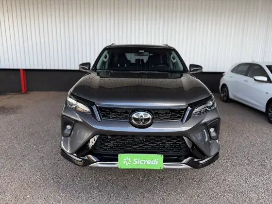 TOYOTA HILUX SW4 2.8 D-4D TURBO DIESEL SRX PLATINUM 7L 4X4 AUTOMÁTICO