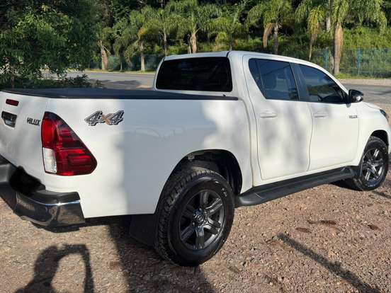 TOYOTA-HILUX-2.8 D-4D TURBO DIESEL CD SR 4X4 AUTOMÁTICO TOYOTA-HILUX-2023