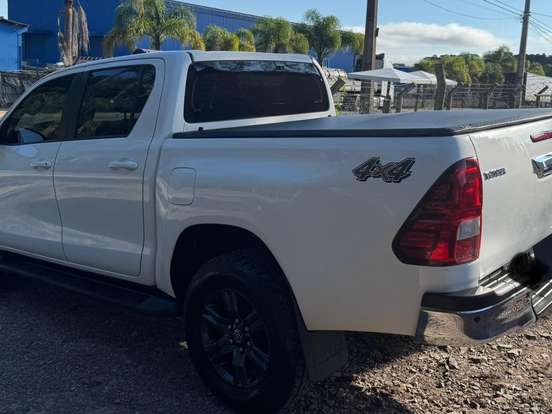 TOYOTA-HILUX-2.8 D-4D TURBO DIESEL CD SR 4X4 AUTOMÁTICO TOYOTA-HILUX-2023