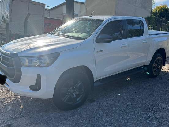 TOYOTA-HILUX-2.8 D-4D TURBO DIESEL CD SR 4X4 AUTOMÁTICO TOYOTA-HILUX-2023