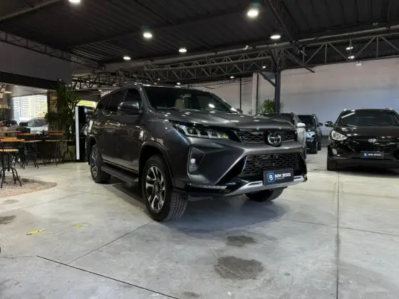 TOYOTA HILUX SW4 2.8 D-4D TURBO DIESEL DIAMOND 7L 4X4 AUTOMÁTICO