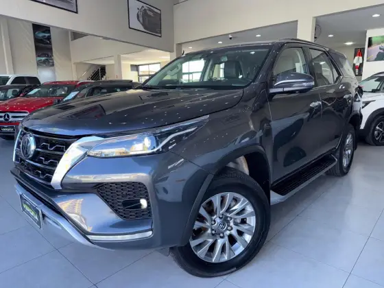 TOYOTA HILUX SW4 2.8 D-4D TURBO DIESEL SRX 7L 4X4 AUTOMÁTICO