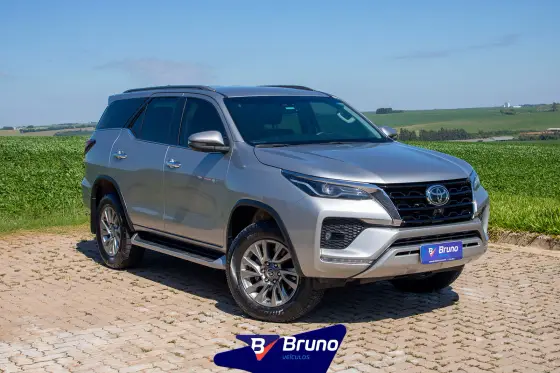 TOYOTA HILUX SW4 2.8 D-4D TURBO DIESEL SRX 7L 4X4 AUTOMÁTICO