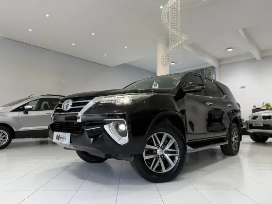 TOYOTA HILUX SW4 2.8 SRX 4X4 7 LUGARES 16V TURBO INTERCOOLER DIESEL 4P AUTOMÁTICO TOYOTA HILUX SW4 2.8 SRX 4X4 7 LUGARES 16V TURBO INTERCOOLER DIESEL 4P AUTOMÁTICO
