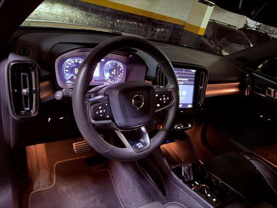 VOLVO-XC40-2019
