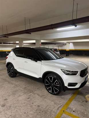VOLVO-XC40-2019