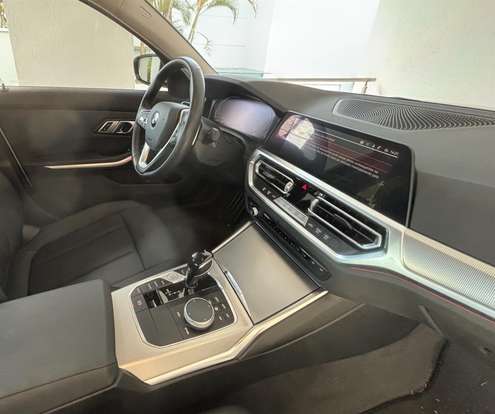 BMW-320i-2021