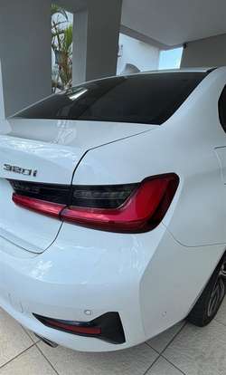BMW-320i-2021