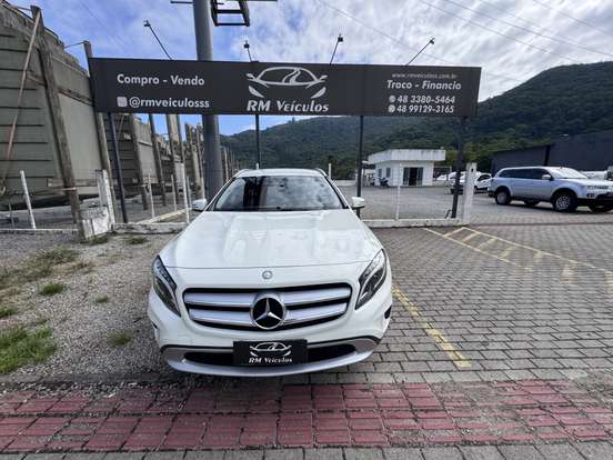 MERCEDES-BENZ-GLA 200-2016