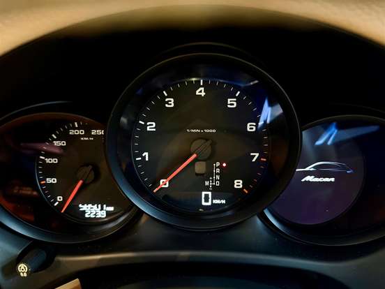 PORSCHE-MACAN-2015