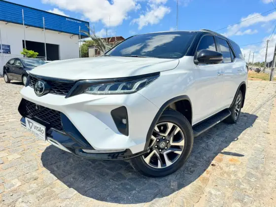 TOYOTA HILUX SW4 2.8 D-4D TURBO DIESEL DIAMOND 7L 4X4 AUTOMÁTICO