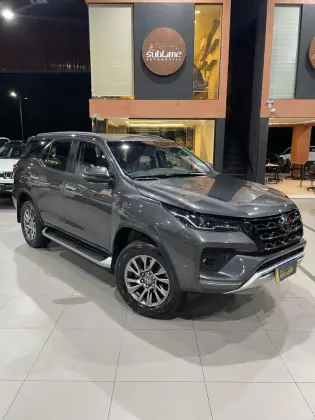 TOYOTA HILUX SW4 2.8 D-4D TURBO DIESEL SRX 7L 4X4 AUTOMÁTICO