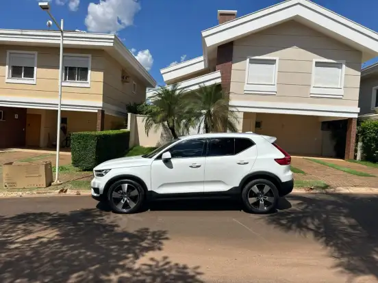 VOLVO-XC40-2.0 T5 GASOLINA MOMENTUM AWD GEARTRONIC VOLVO-XC40-2019