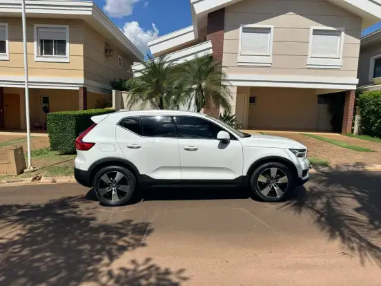 VOLVO-XC40-2019