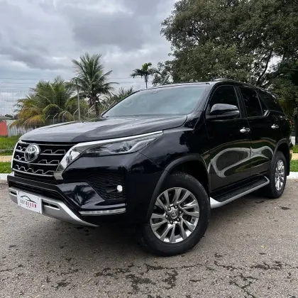 TOYOTA HILUX SW4 2.8 D-4D TURBO DIESEL SRX 7L 4X4 AUTOMÁTICO