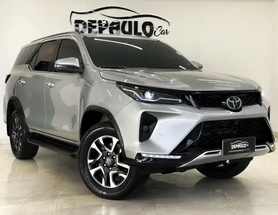 TOYOTA HILUX SW4 2.8 D-4D TURBO DIESEL SRX PLATINUM 7L 4X4 AUTOMÁTICO