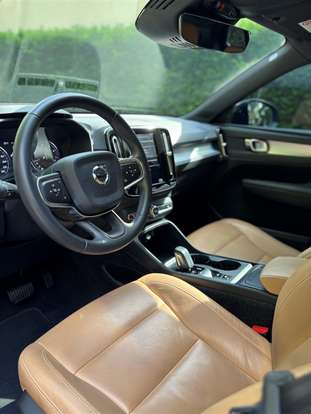 VOLVO-XC40-2019