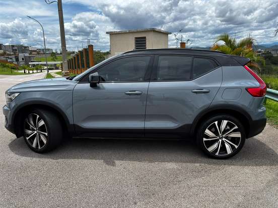 VOLVO-XC40-2021