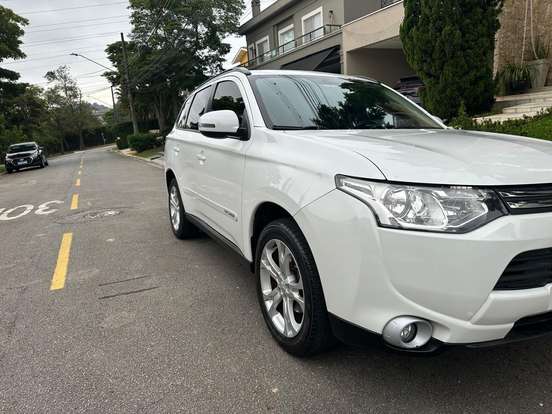 MITSUBISHI-OUTLANDER-2014