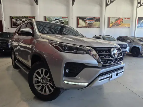 TOYOTA HILUX SW4 2.8 D-4D TURBO DIESEL SRX 7L 4X4 AUTOMÁTICO TOYOTA HILUX SW4 2.8 D-4D TURBO DIESEL SRX 7L 4X4 AUTOMÁTICO