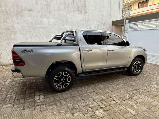 TOYOTA-HILUX-2.8 D-4D TURBO DIESEL CD SRX LIMITED 4X4 AUTOMÁTICO TOYOTA-HILUX-2023