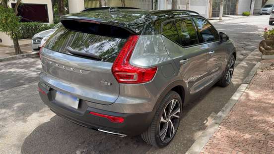 VOLVO-XC40-2018