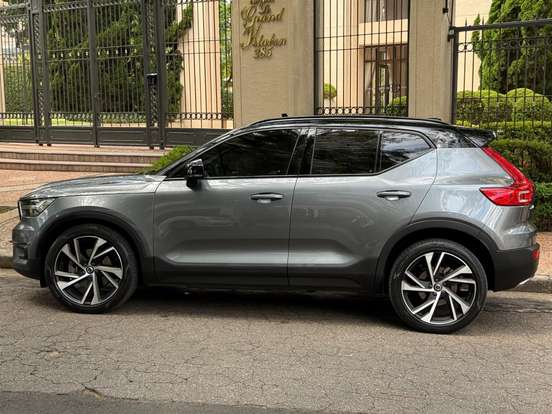 VOLVO-XC40-2018