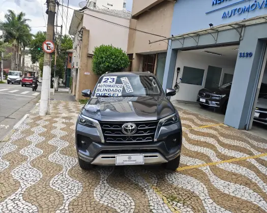 TOYOTA HILUX SW4 2.8 D-4D TURBO DIESEL SRX 7L 4X4 AUTOMÁTICO