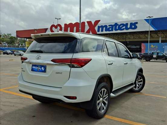 TOYOTA-HILUX SW4-2.8 SRX 4X4 7 LUGARES 16V TURBO INTERCOOLER DIESEL 4P AUTOMÁTICO TOYOTA-HILUX SW4-2019