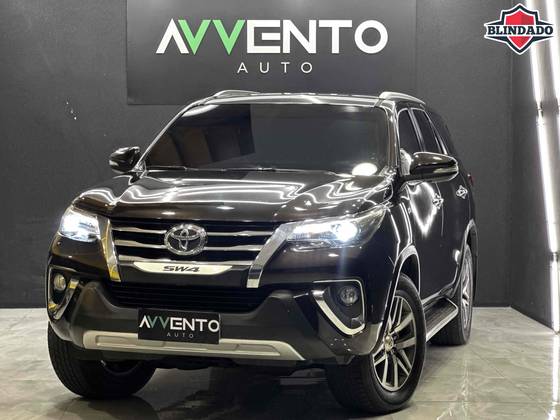 TOYOTA HILUX SW4 2.8 SRX 4X4 7 LUGARES 16V TURBO INTERCOOLER DIESEL 4P AUTOMÁTICO