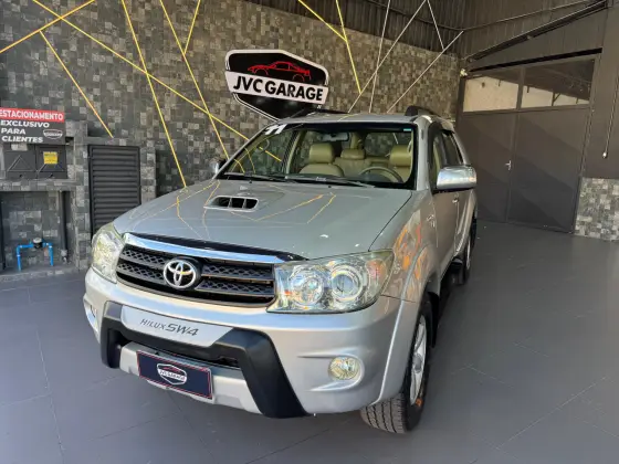 TOYOTA HILUX SW4 3.0 SRV 4X4 7 LUGARES 16V TURBO INTERCOOLER DIESEL 4P AUTOMÁTICO