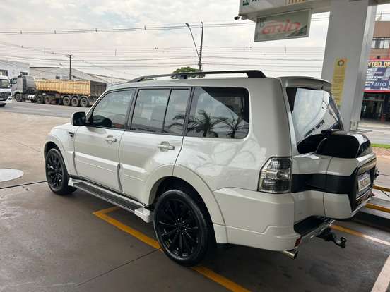 MITSUBISHI-PAJERO-2015