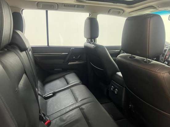 MITSUBISHI-PAJERO-2015