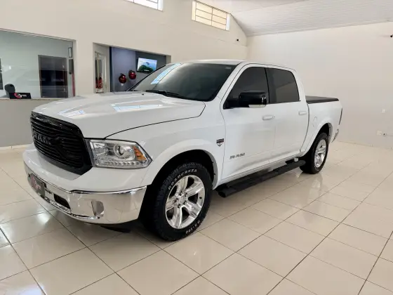 RAM CLASSIC 5.7 V8 GASOLINA LARAMIE CD 4X4 AUTOMÁTICO