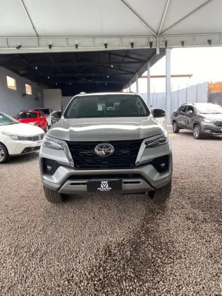 TOYOTA HILUX SW4 2.8 D-4D TURBO DIESEL SRX 4X4 AUTOMÁTICO