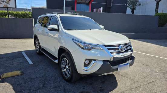 TOYOTA-HILUX SW4-2.8 SRX 4X4 7 LUGARES 16V TURBO INTERCOOLER DIESEL 4P AUTOMÁTICO TOYOTA-HILUX SW4-2017