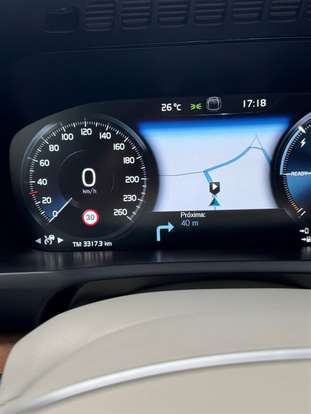VOLVO-XC90-2019