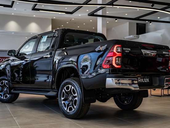 TOYOTA-HILUX-2.8 D-4D TURBO DIESEL CD SRV 4X4 AUTOMÁTICO TOYOTA-HILUX-2025