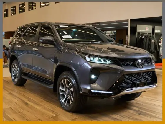 TOYOTA HILUX SW4 2.8 D-4D TURBO DIESEL DIAMOND 7L 4X4 AUTOMÁTICO TOYOTA HILUX SW4 2.8 D-4D TURBO DIESEL DIAMOND 7L 4X4 AUTOMÁTICO